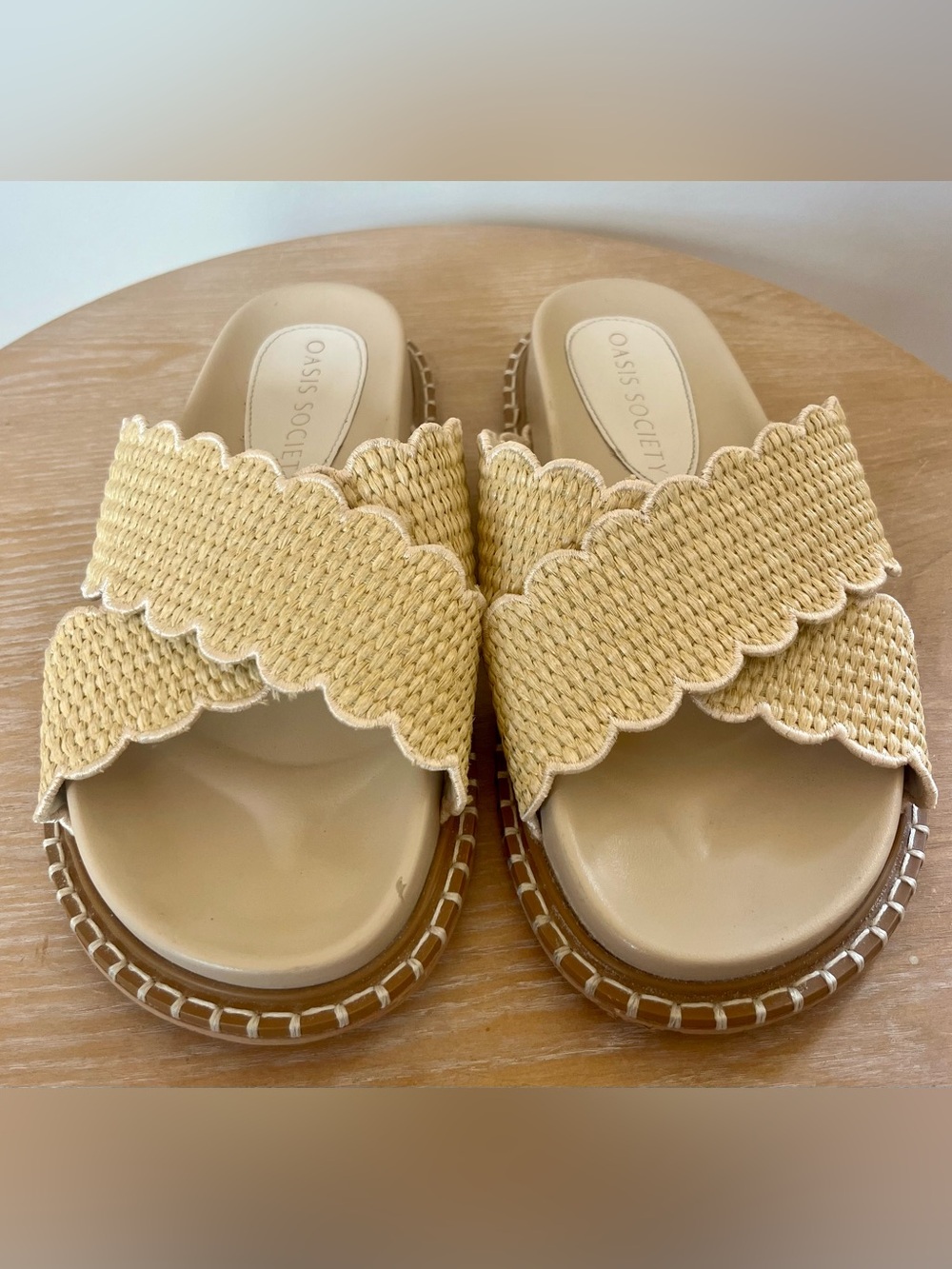 Oasis Society size 9 “The Fabby” Scalloped Raffia slip on sandals in beige